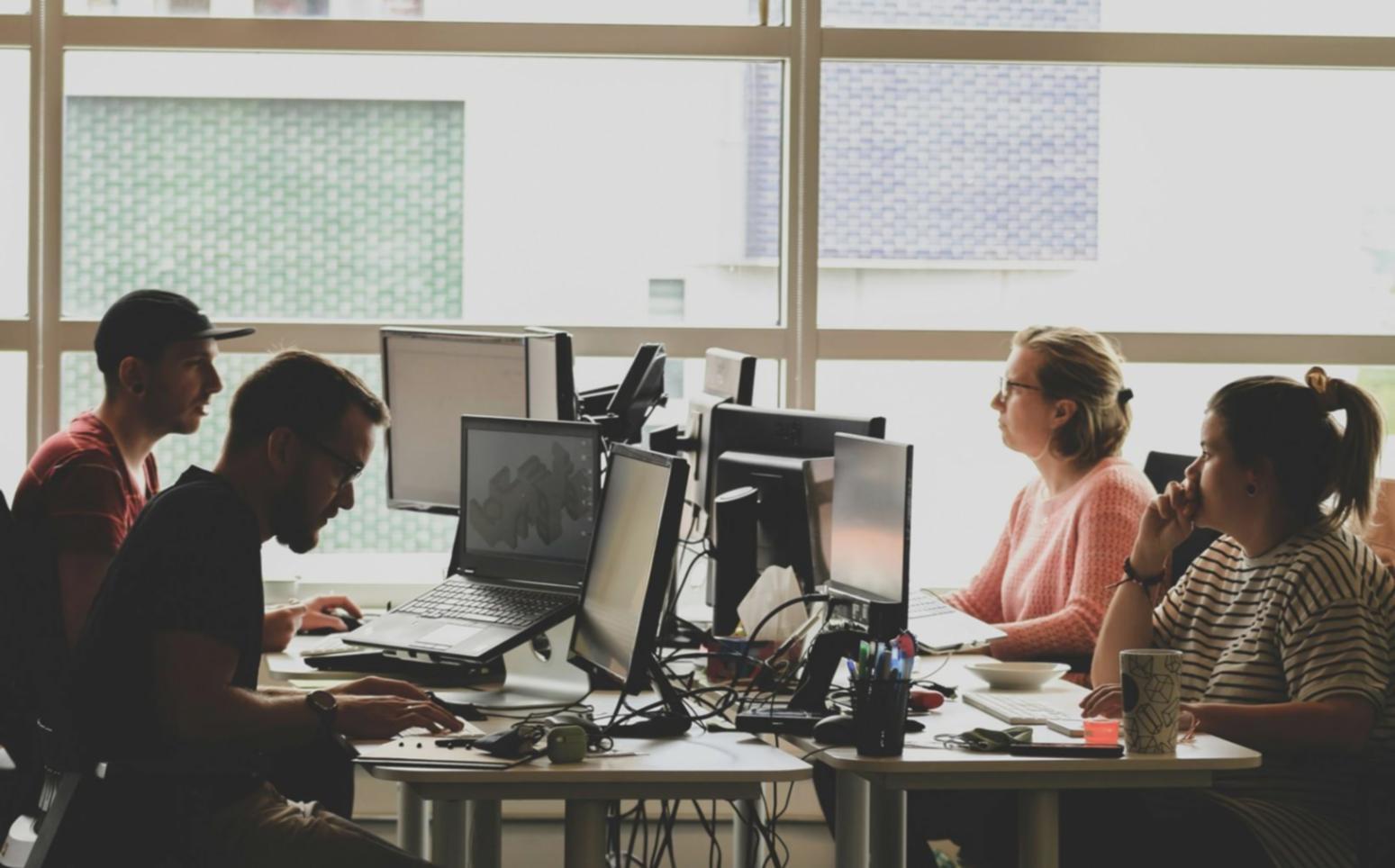 Moderne Schulungsräume mit Computer-Arbeitsplätzen